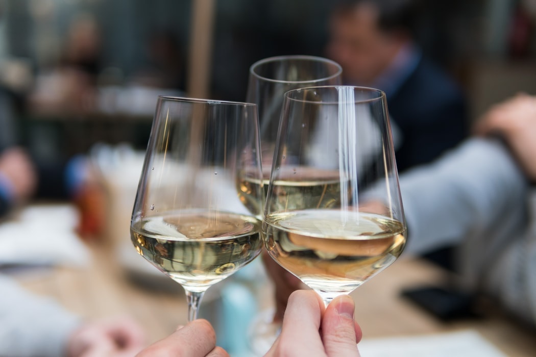 Profitez d'un apéritif dînatoire réussi avec la sélection de vins blancs d'Apéro Minute, livrée rapidement pour un toast entre amis.