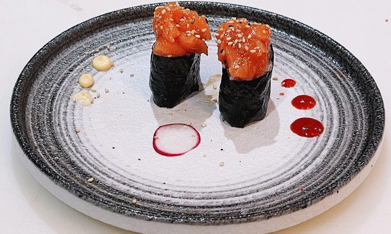 Nigiri de tartar salmón (2 pzs.)