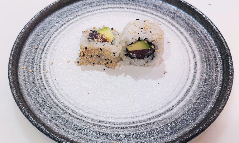 California de atún con aguacate y sésamo (8 pzs.)