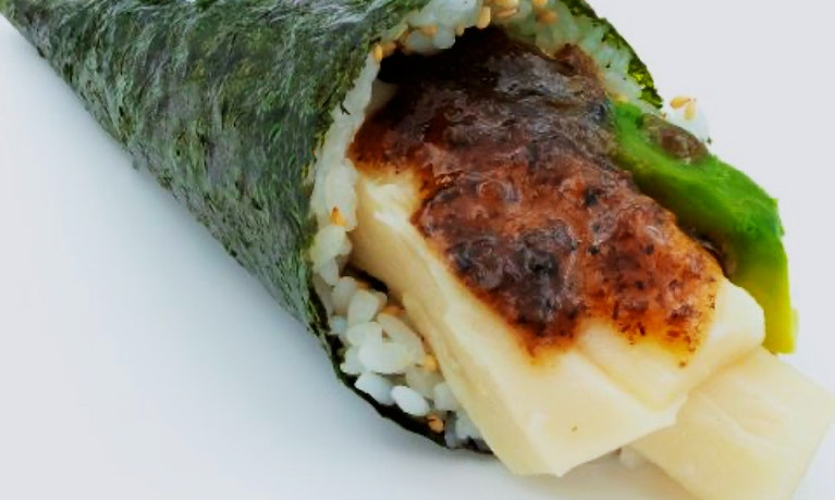 Temaki de pez mantequilla trufa y aguacate (1 pza.)