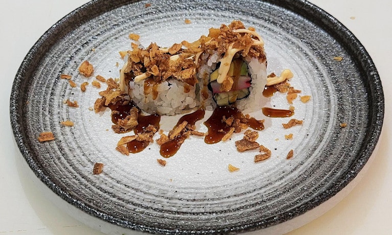 California de surimi con aguacate y cebolla crujiente (8 pzs.)