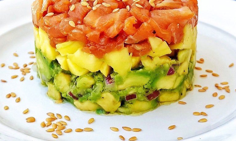 Tartar de salmón con aguacate picante (9 pzs.)