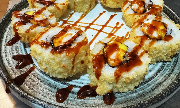 Futo maki de pollo con mango (8 pzs.)