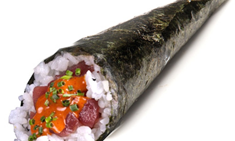 Temaki de atún macerado picante (1 pza.)